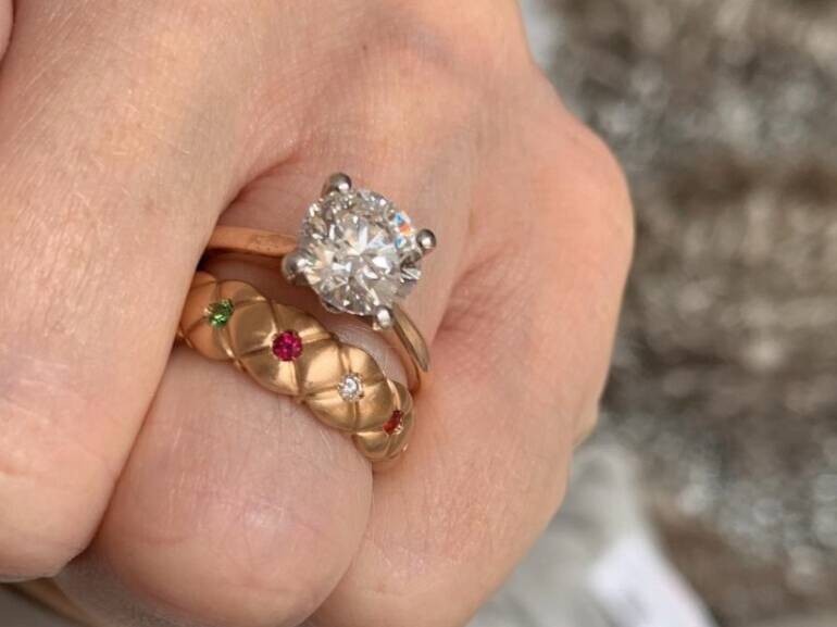 Handcrafted Welsh gold wedding ring with a high-clarity central diamond, as featured in Linda Gardiner’s testimonial.